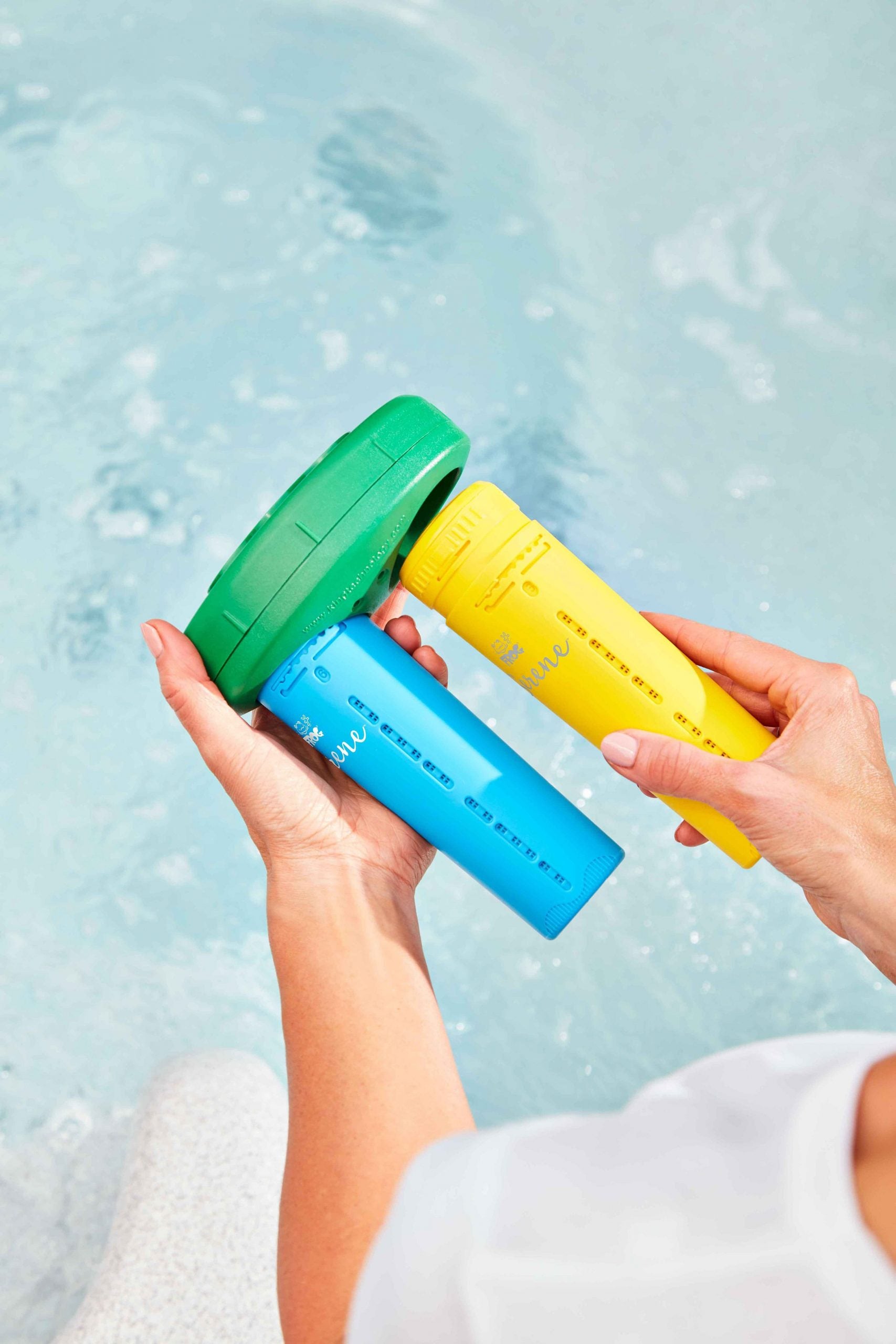 FROG Serene Mineral Replacement Cartridge plus 4 Bromine Cartridges for use with FROG Serene Floating Sanitizing Spa System or Hot Tubs with the FROG Inline Cartridge System